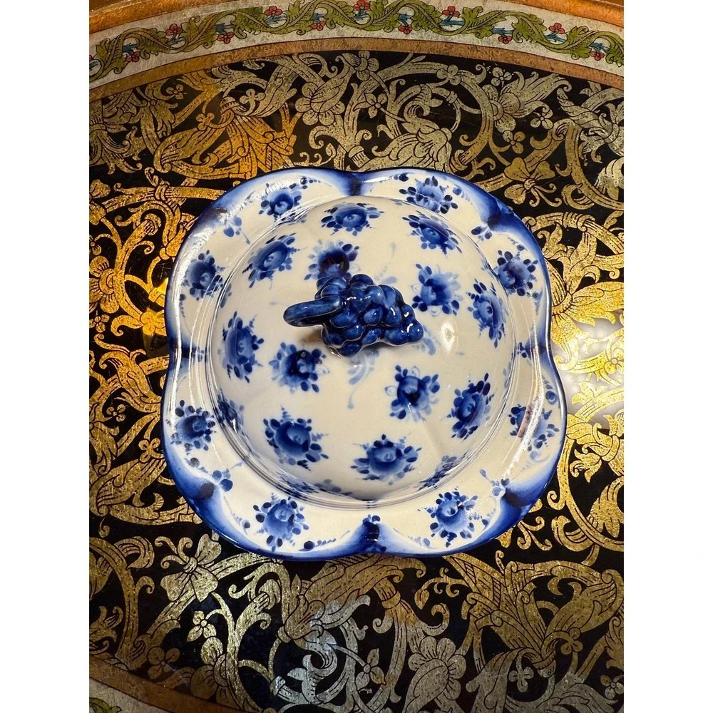Vintage Gzhel Blue White Porcelain‎ Butter or Cheese Dish with Grape Finial